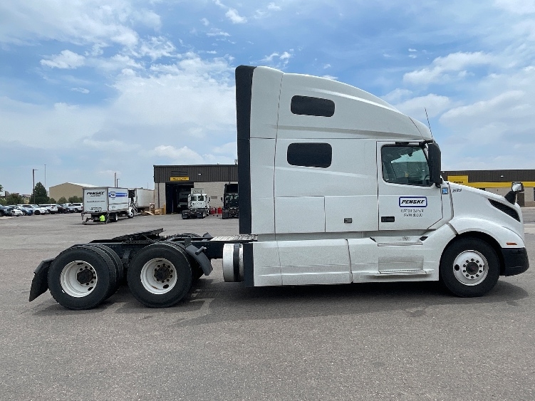 2021 Volvo VNL 760 in Clackamas, OR — photo 8
