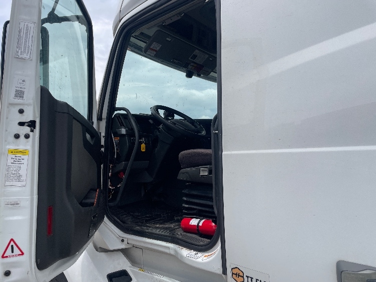 2021 Volvo VNL 760 in Clackamas, OR — photo 9