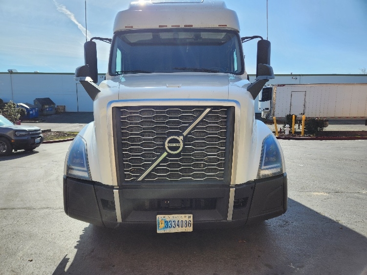 2021 Volvo VNL 760 in Kent, WA — photo 2