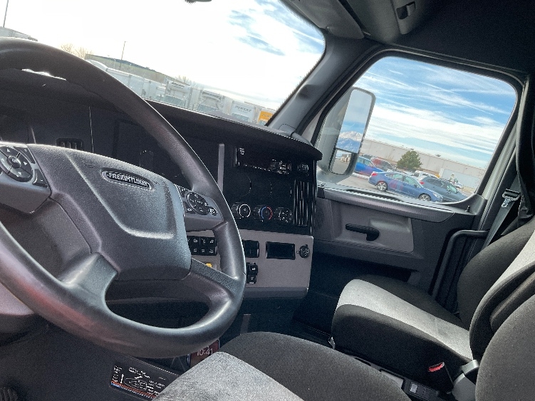 2021 Freightliner Cascadia in Montgomery, NY — photo 10