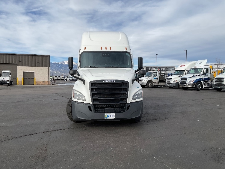 2021 Freightliner Cascadia in Montgomery, NY — photo 2