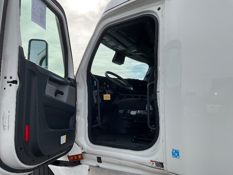 2021 Freightliner Cascadia in Montgomery, NY — photo 9