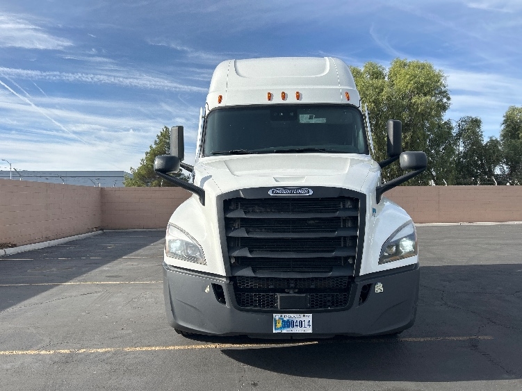 2021 Freightliner Cascadia in Las Vegas, NV — photo 2