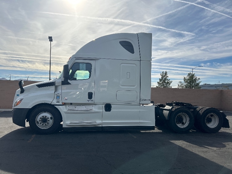 2021 Freightliner Cascadia in Las Vegas, NV — photo 4