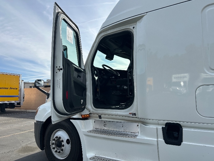2021 Freightliner Cascadia in Las Vegas, NV — photo 9