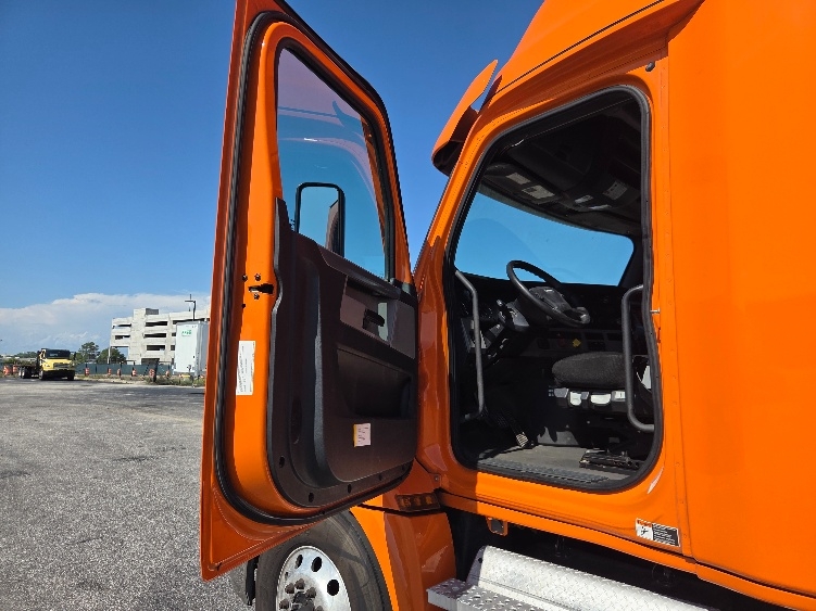 2021 Freightliner Cascadia in Mobile, AL — photo 9