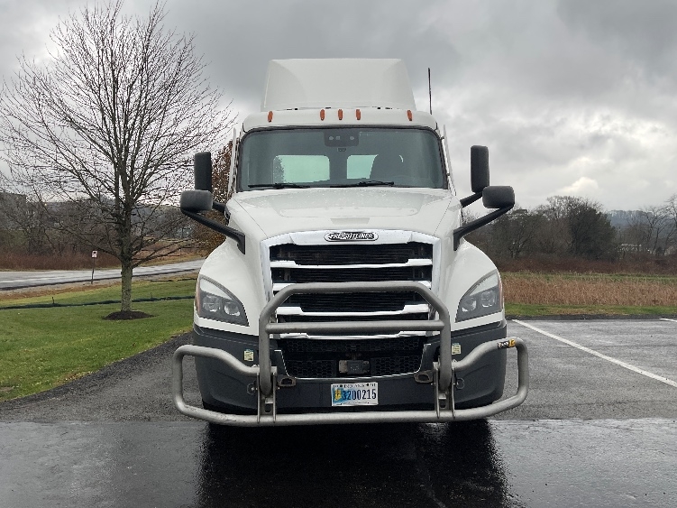 2022 Freightliner Cascadia in Mount Pleasant, PA — photo 2