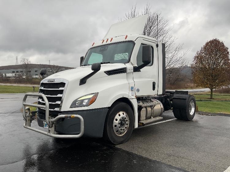 2022 Freightliner Cascadia in Mount Pleasant, PA — photo 3