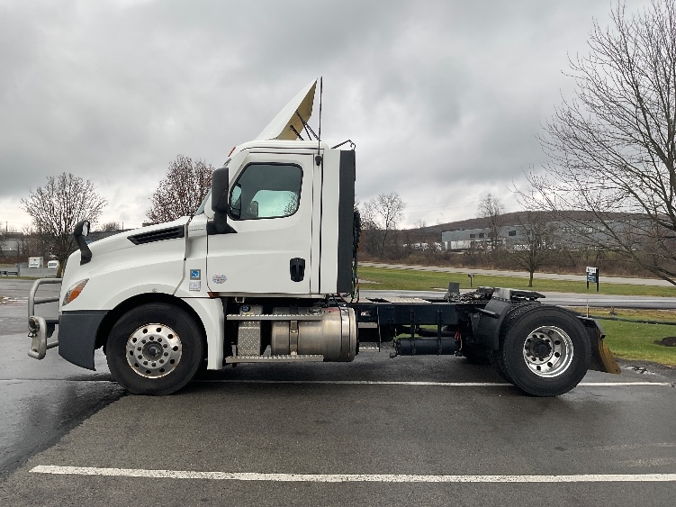 2022 Freightliner Cascadia in Mount Pleasant, PA — photo 4