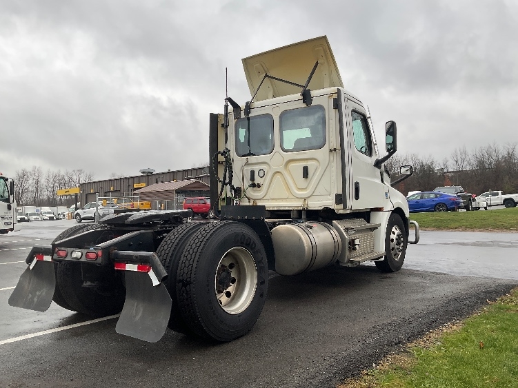 2022 Freightliner Cascadia in Mount Pleasant, PA — photo 7