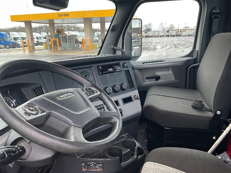2021 Freightliner Cascadia in Chicago (Melrose Park), IL — photo 10
