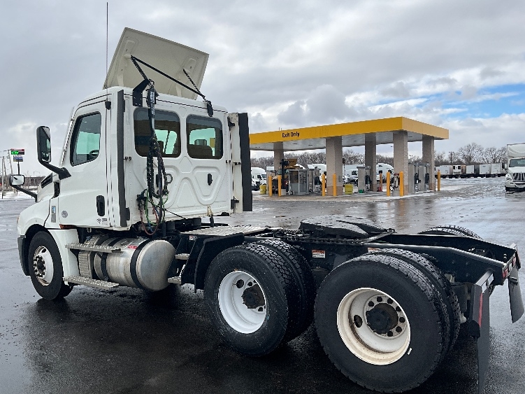 2021 Freightliner Cascadia in Chicago (Melrose Park), IL — photo 5