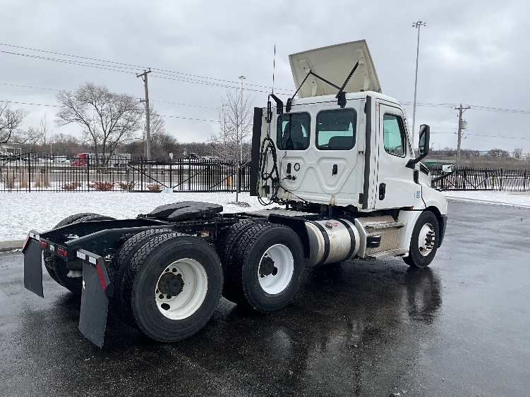 2021 Freightliner Cascadia in Chicago (Melrose Park), IL — photo 7