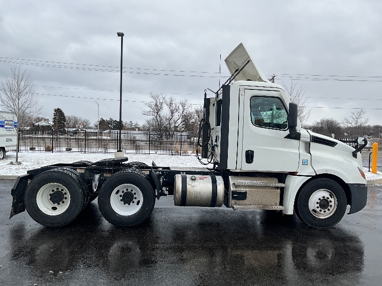 2021 Freightliner Cascadia in Chicago (Melrose Park), IL — photo 8