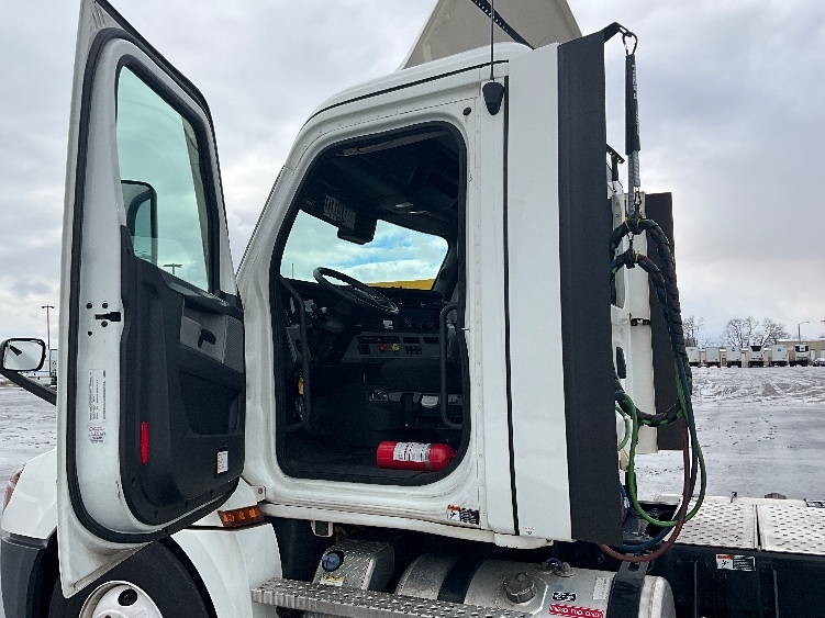 2021 Freightliner Cascadia in Chicago (Melrose Park), IL — photo 9