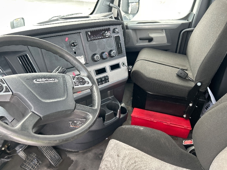 2021 Freightliner Cascadia in La Porte, IN — photo 10