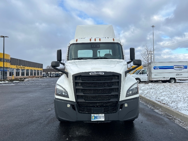 2021 Freightliner Cascadia in La Porte, IN — photo 2