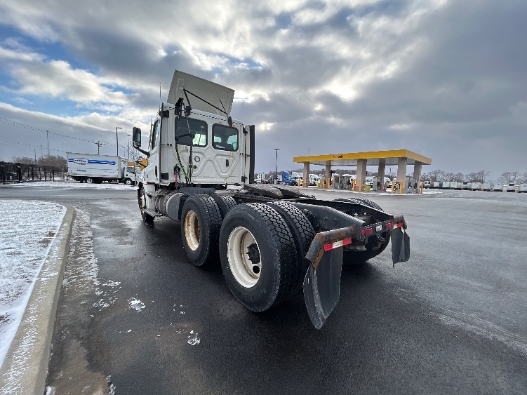 2021 Freightliner Cascadia in La Porte, IN — photo 5