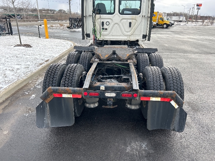 2021 Freightliner Cascadia in La Porte, IN — photo 6