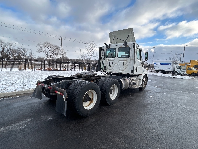 2021 Freightliner Cascadia in La Porte, IN — photo 7