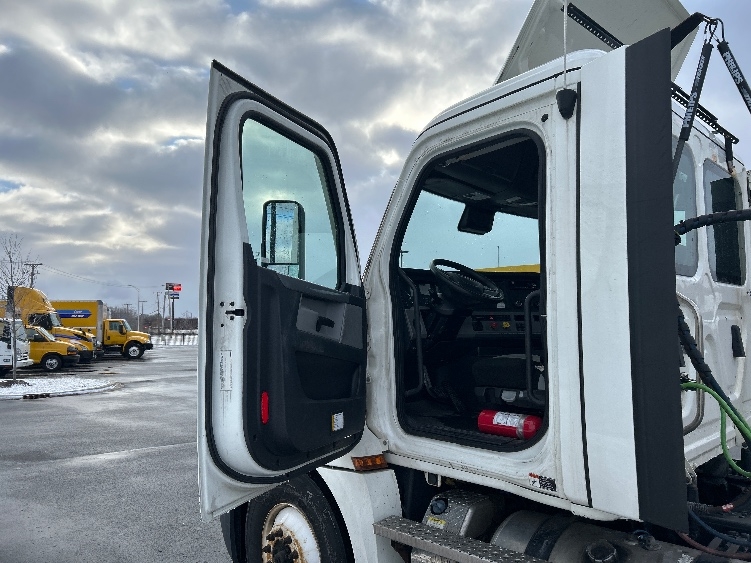 2021 Freightliner Cascadia in La Porte, IN — photo 9