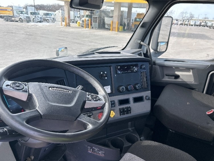 2021 Freightliner Cascadia in La Porte, IN — photo 10