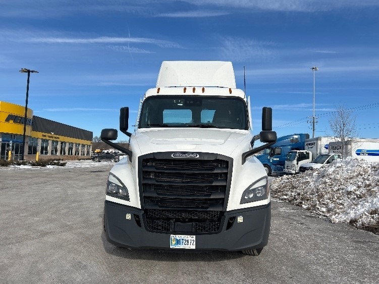 2021 Freightliner Cascadia in La Porte, IN — photo 2