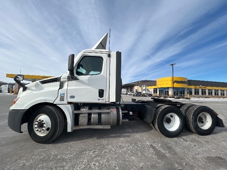2021 Freightliner Cascadia in La Porte, IN — photo 4