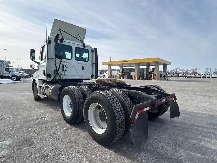 2021 Freightliner Cascadia in La Porte, IN — photo 5