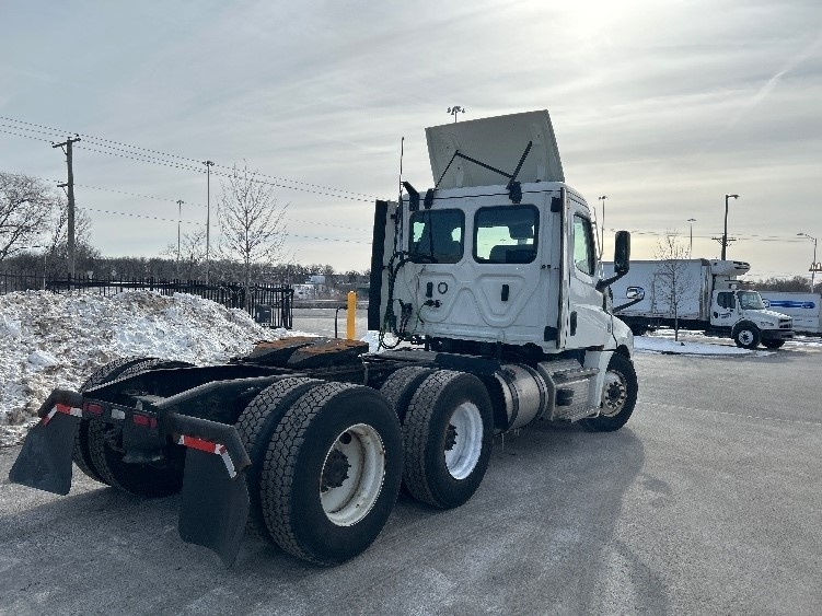 2021 Freightliner Cascadia in La Porte, IN — photo 7