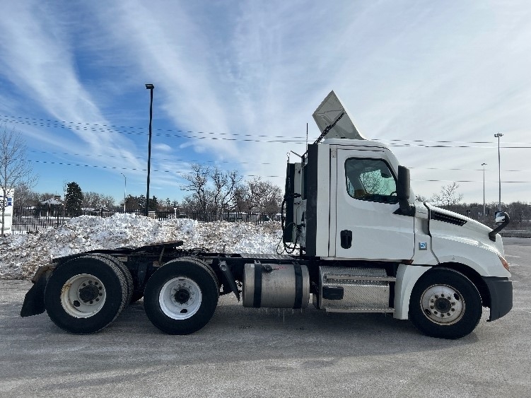 2021 Freightliner Cascadia in La Porte, IN — photo 8