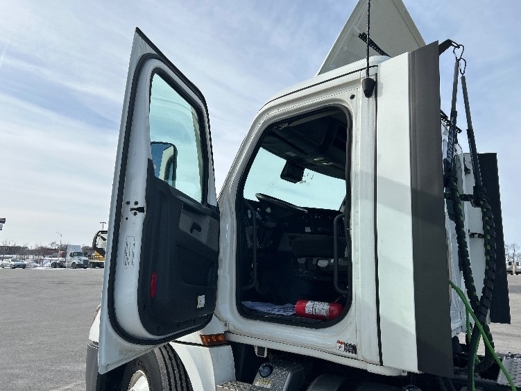 2021 Freightliner Cascadia in La Porte, IN — photo 9