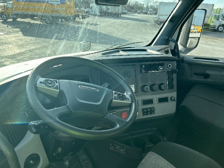 2021 Freightliner Cascadia in La Porte, IN — photo 10