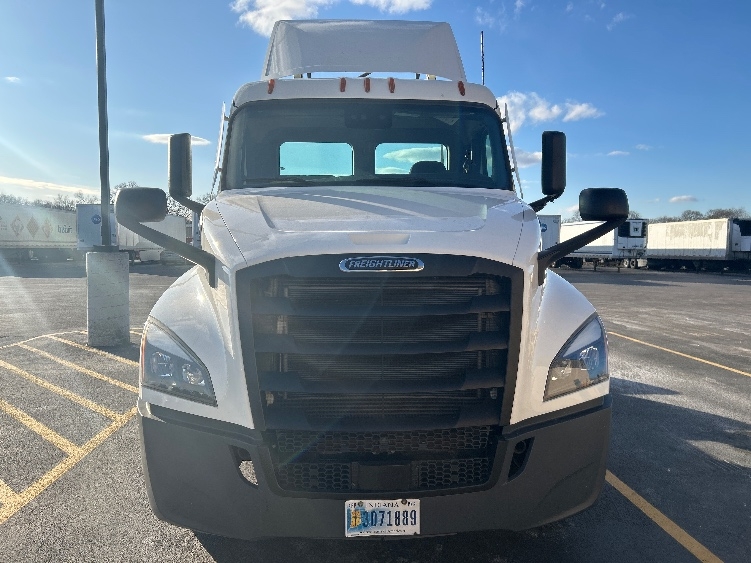 2021 Freightliner Cascadia in La Porte, IN — photo 2