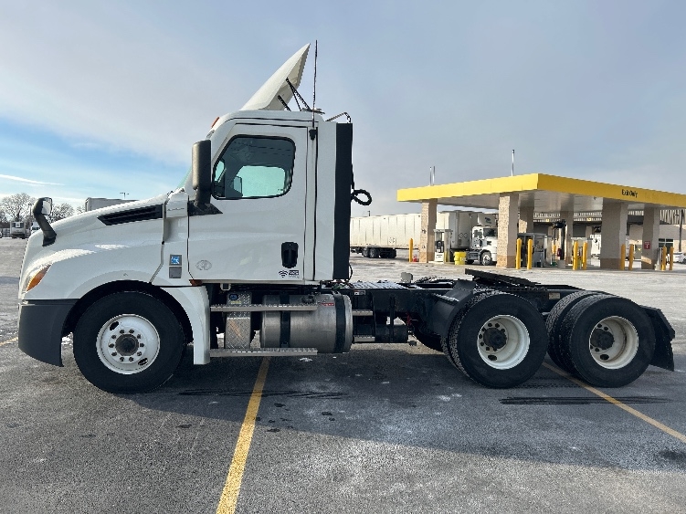 2021 Freightliner Cascadia in La Porte, IN — photo 4