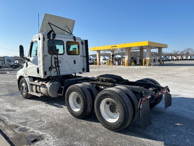 2021 Freightliner Cascadia in La Porte, IN — photo 5