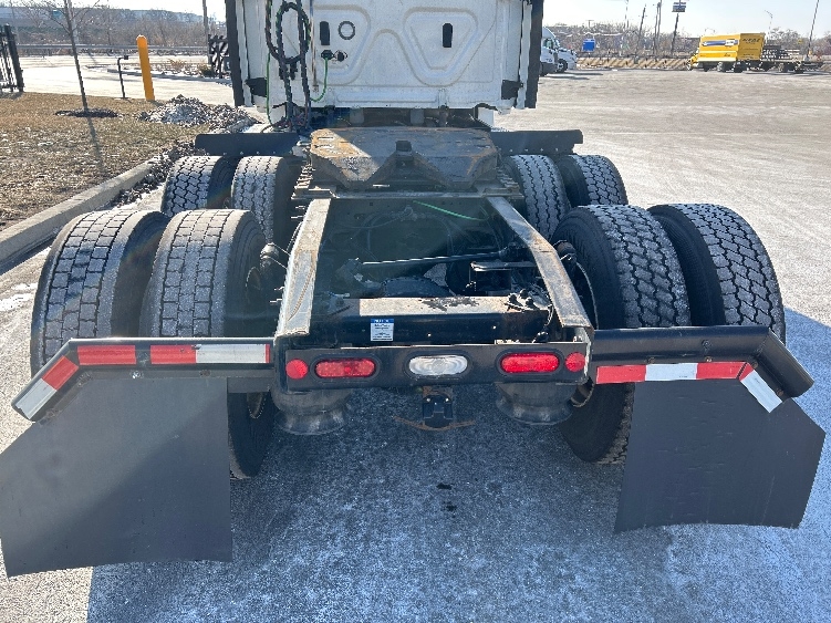 2021 Freightliner Cascadia in La Porte, IN — photo 6