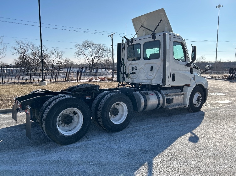 2021 Freightliner Cascadia in La Porte, IN — photo 7