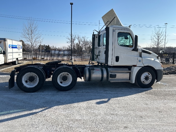 2021 Freightliner Cascadia in La Porte, IN — photo 8