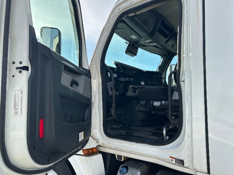 2021 Freightliner Cascadia in La Porte, IN — photo 9