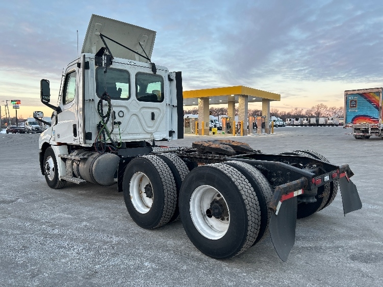 2021 Freightliner Cascadia in La Porte, IN — photo 5