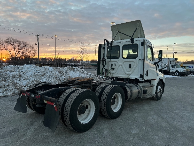 2021 Freightliner Cascadia in La Porte, IN — photo 7