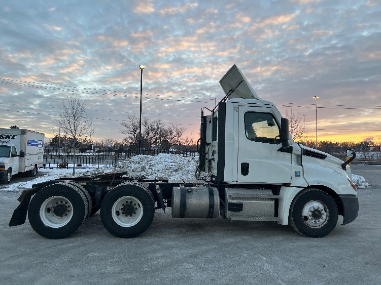 2021 Freightliner Cascadia in La Porte, IN — photo 8
