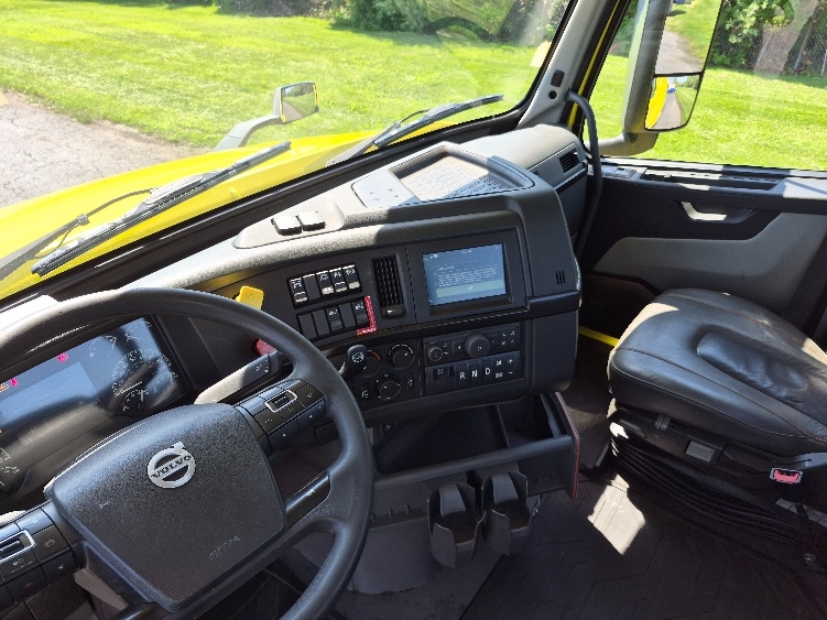 2021 Volvo VNL 300 in White Deer, PA — photo 10