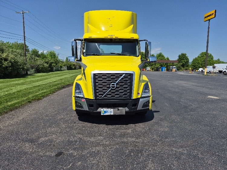 2021 Volvo VNL 300 in White Deer, PA — photo 2
