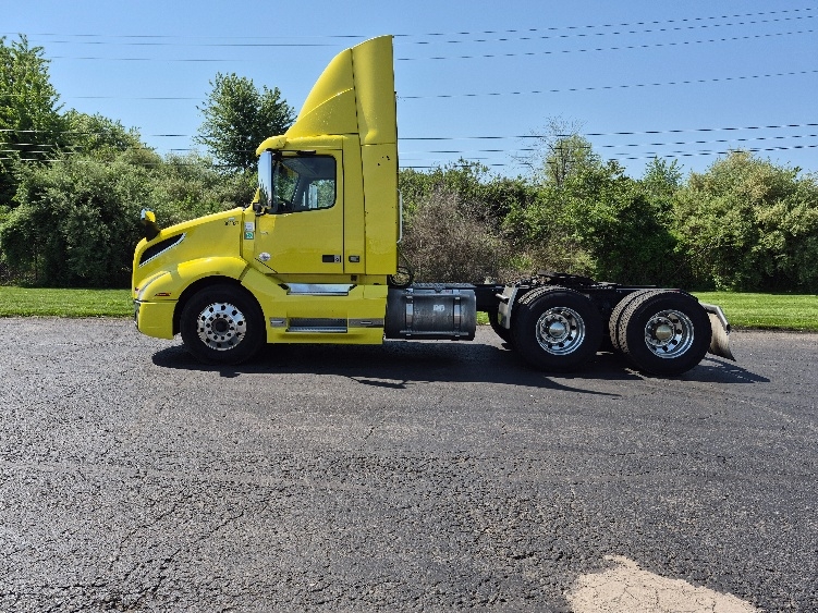 2021 Volvo VNL 300 in White Deer, PA — photo 4