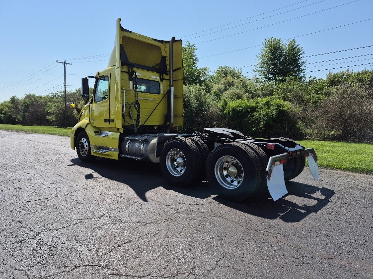 2021 Volvo VNL 300 in White Deer, PA — photo 5