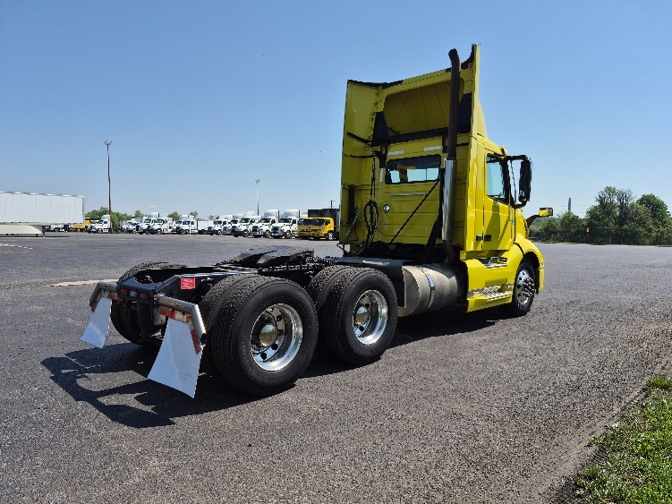 2021 Volvo VNL 300 in White Deer, PA — photo 7