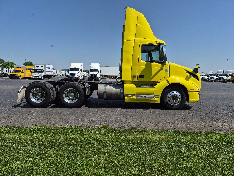2021 Volvo VNL 300 in White Deer, PA — photo 8