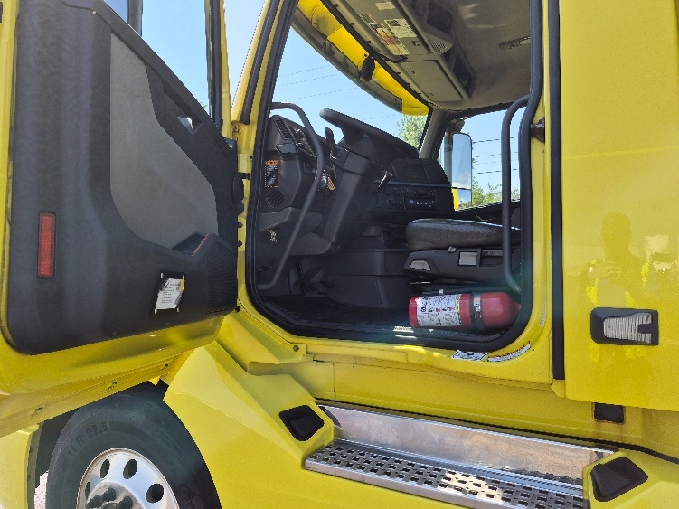 2021 Volvo VNL 300 in White Deer, PA — photo 9